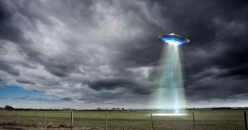 Are photos of UFO in the outskirts of Los Angeles photoshopped? Internet says 'looks like reflection of light'