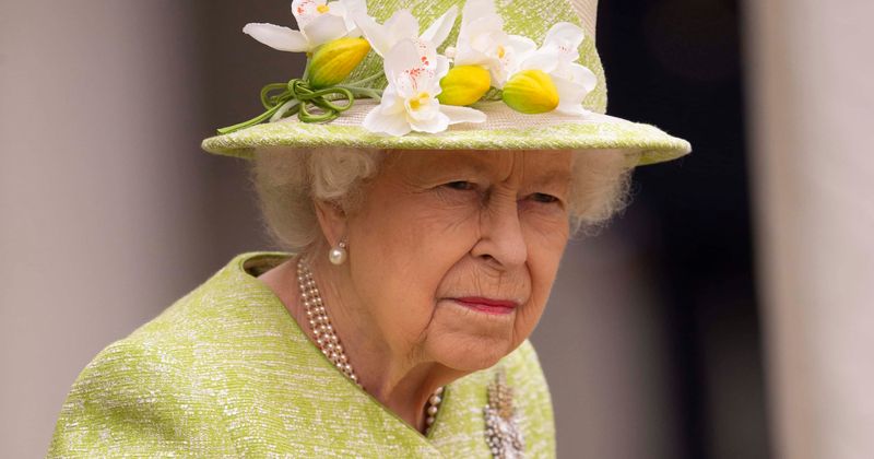 Why does Queen sign her name ‘Elizabeth R’? Monarch grieving Prince Philip thanks well-wishers on 95th birthday