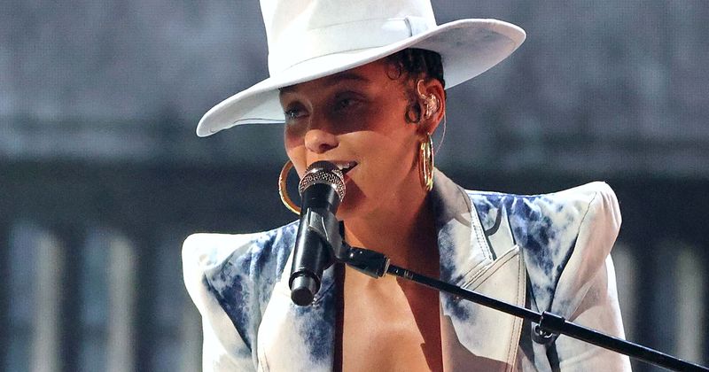 Alicia Keys celebrates 20 years of ‘Songs in a Minor’ at 2021 Billboard Music Awards, fans say 'she doesn't miss'