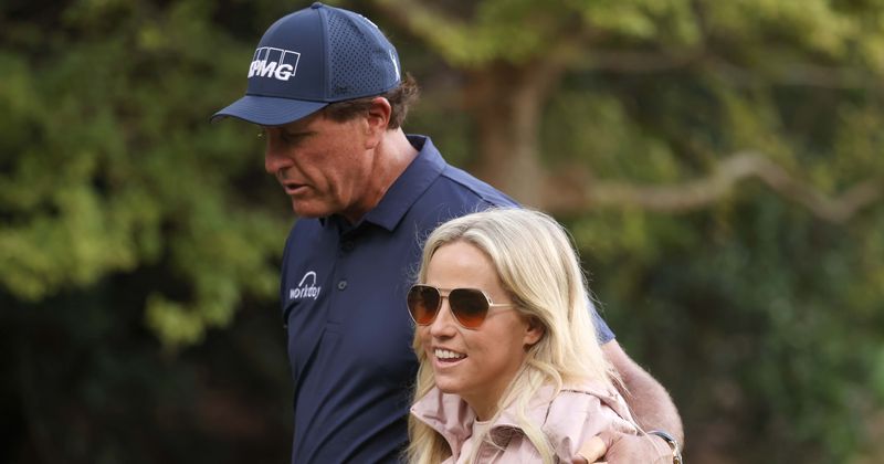 Phil Mickelson’s touching moment with wife Amy at US Open goes viral