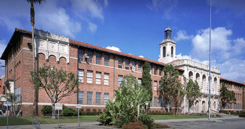 Estudiante de 17 años agredida sexualmente por adolescentes varones en el baño de la escuela