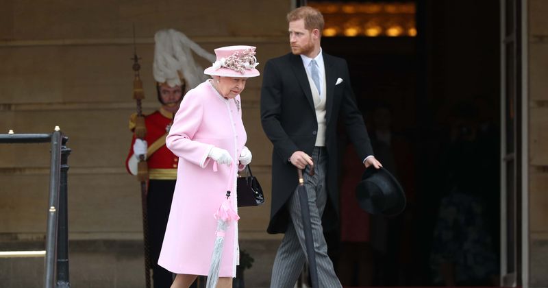 El príncipe Harry fue reprendido por no visitar a la Reina después de que fue hospitalizada