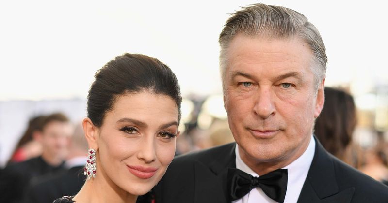 Alec Baldwin habla con su esposa Hilaria mientras habla con la prensa sobre Halyna Hutchins