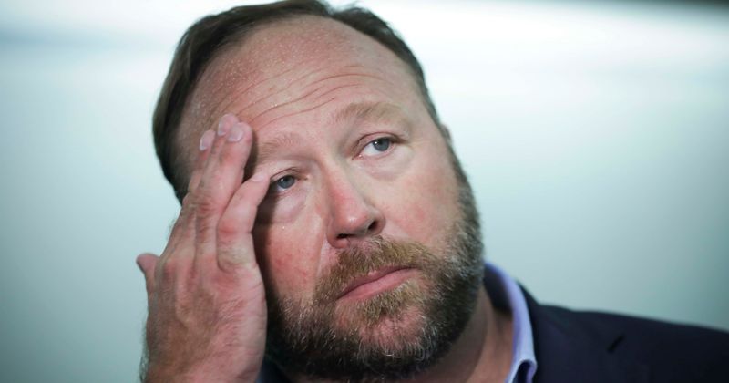 Valor neto de Alex Jones: teórico de la conspiración responsable de difamación en el caso Sandy Hook