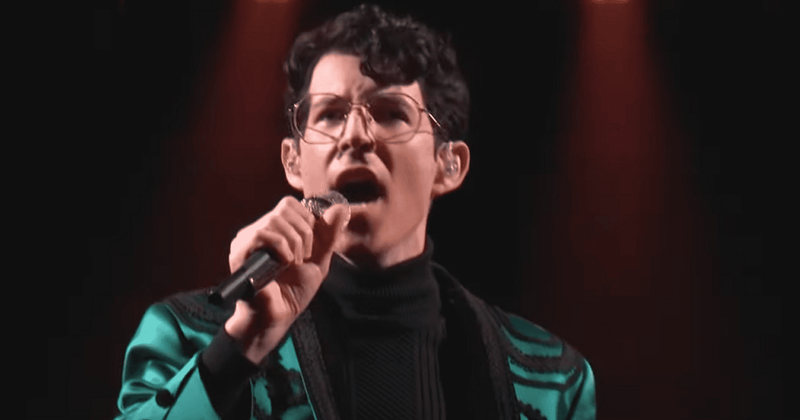 Joshua Vacanti earns standing ovation from all coaches, Kelly urges for Broadway show