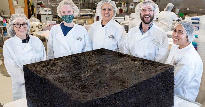 Sale a la venta el brownie más grande del mundo con un peso de 850 libras, así es como se compra