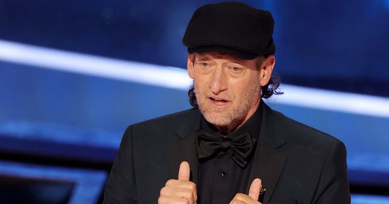 Troy Kotsur deja a los fanáticos con los ojos llorosos con el discurso del Oscar después de ganar el premio al Mejor Actor de Reparto