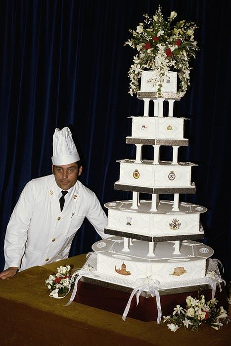 They went traditional with the cake (Twitter)