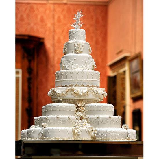 Will and Kate's massive traditional fruitcake (Twitter)