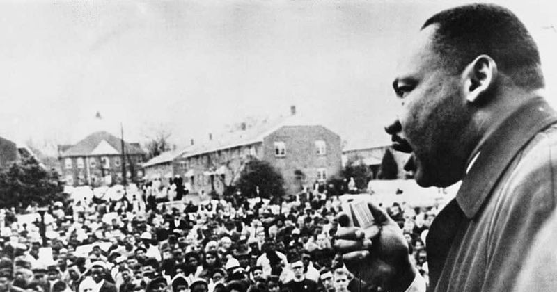 
                            
                            
                            
                            La característica más orgullosa fue pintar un retrato realista de Martin Luther King, dice el escritor de 