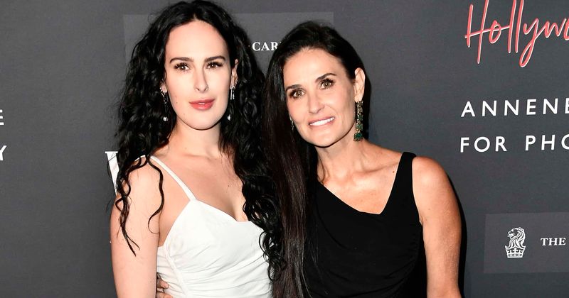 
                            
                            
                            
                            Demi Moore se ve sexy y sin edad mientras usa un vestido dorado transparente, el vestido abierto de Rumer Willis hace girar las cabezas