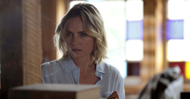 
                            
                            
                            
                            EXCLUSIVO |  La estrella de 'Dreamkatcher' Radha Mitchell decodifica a Gail y el tema ciencia vs sobrenatural
