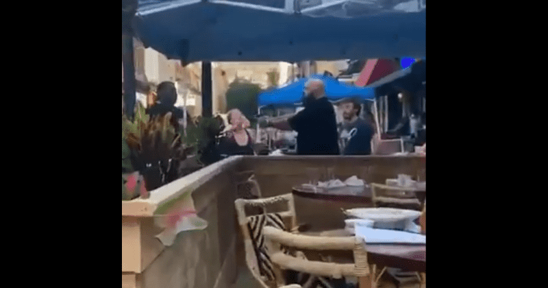 
                            
                            
                            
                            El dueño de un bar de Filadelfia apunta con un arma a un hombre negro que reprendió a sus clientes por no seguir las distancias sociales