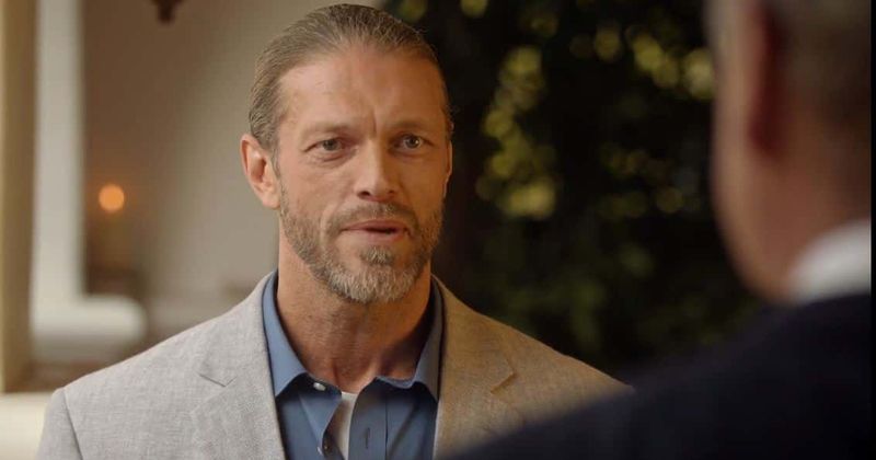 
                            
                            
                            
                            'Money Plane': Conoce a Adam Copeland, Kelsey Grammer y el resto del elenco de la película del atraco antes de su lanzamiento en VOD