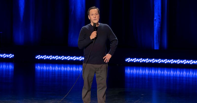 
                            
                            
                            
                            'Rob Schneider: Asian Momma, Mexican Kids' no logra impresionar con la mímica del acento y el humor boomer que provocan escalofríos