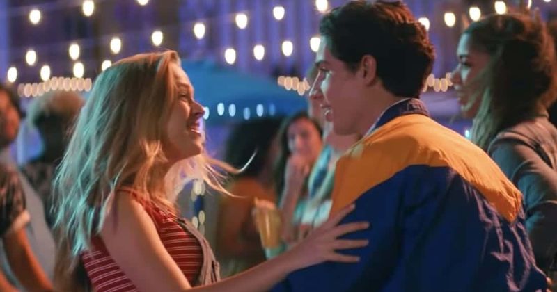 
                            
                            
                            
                            Reseña de 'This Is The Year': La película sobre la mayoría de edad de Selena Gomez y David Henrie es una fiesta de queso en honor a la década de 1980