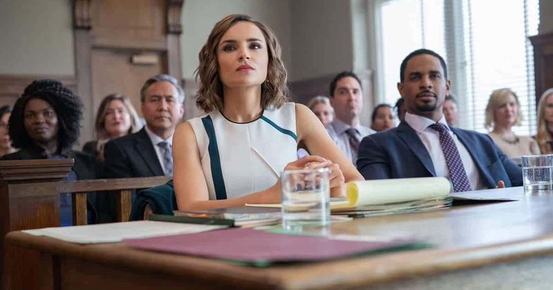 
                            
                            
                            
                            Revisión de 'Amor garantizado': una comedia romántica abiertamente cursi que aborda las promesas vacías de las citas en línea