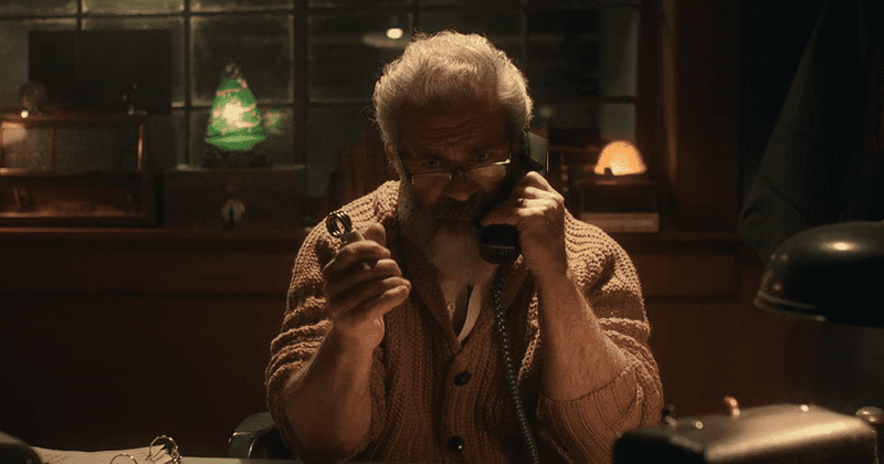 
                            
                            
                            
                            Revisión de 'Fatman': Mel Gibson hace justicia como un Papá Noel armado y molesto en una loca sátira navideña