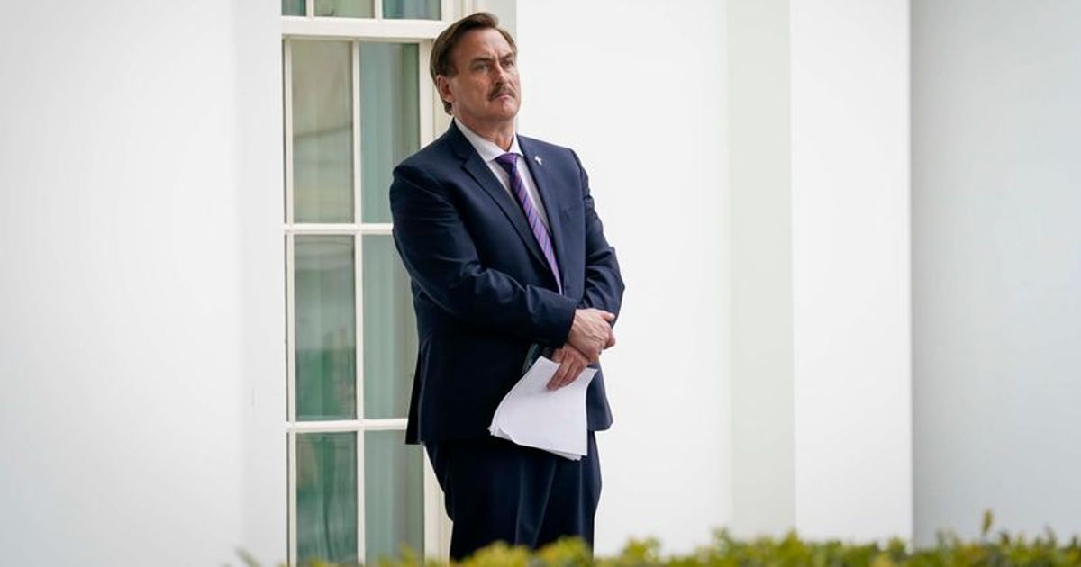 Boycott Bed Bath And Beyond Calls Reach Fever Pitch After Revelation Mypillow Ceo Mike Lindell Sought Martial Law Meaww