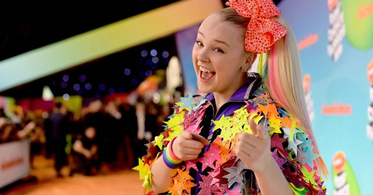 JoJo Siwa admits being 'scared' about losing everything by coming out, fans say 'kids have her to look up to' - Vimarsana News