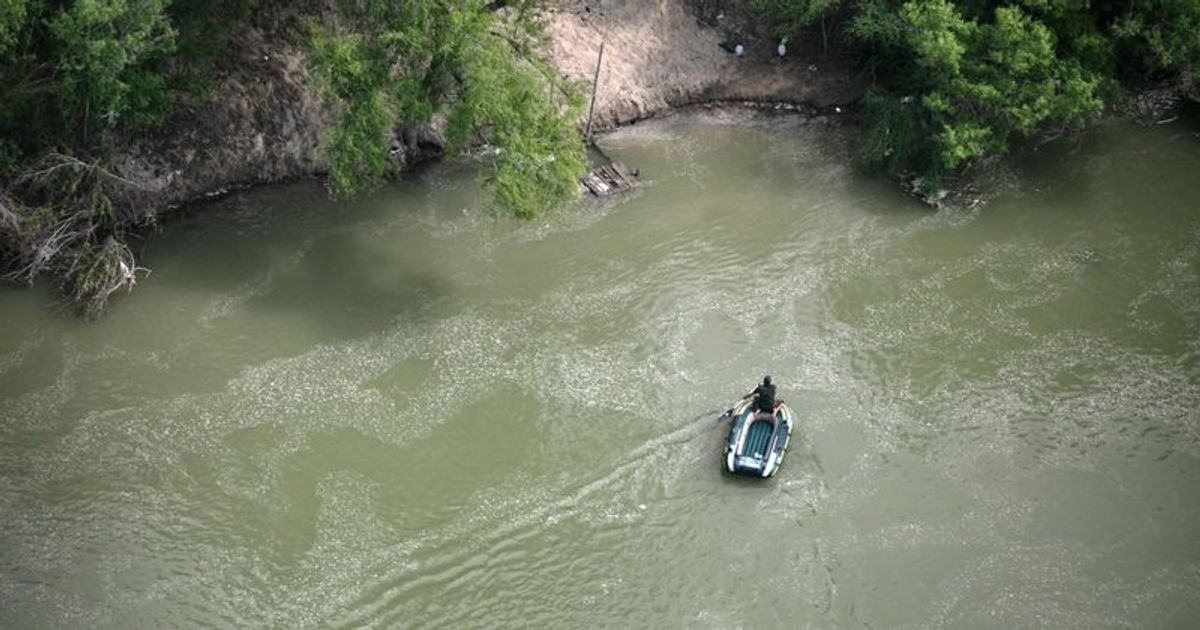 Mexican Girl 9 Dies While Crossing Us Border At Rio Grande River Furious Americans Say This Is Biden S Fault Meaww