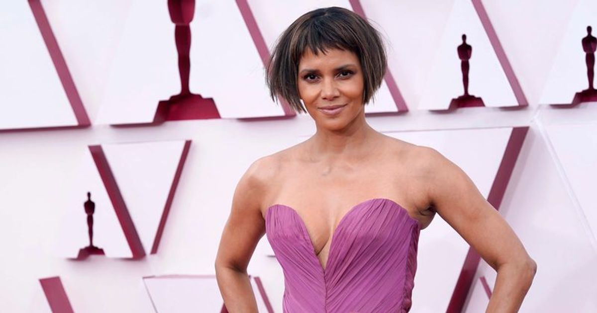 Did Halle Berry Wear A Wig At Oscars 21 Fans Call Her Dora The Explorer And Troll Those Baby Bangs Meaww