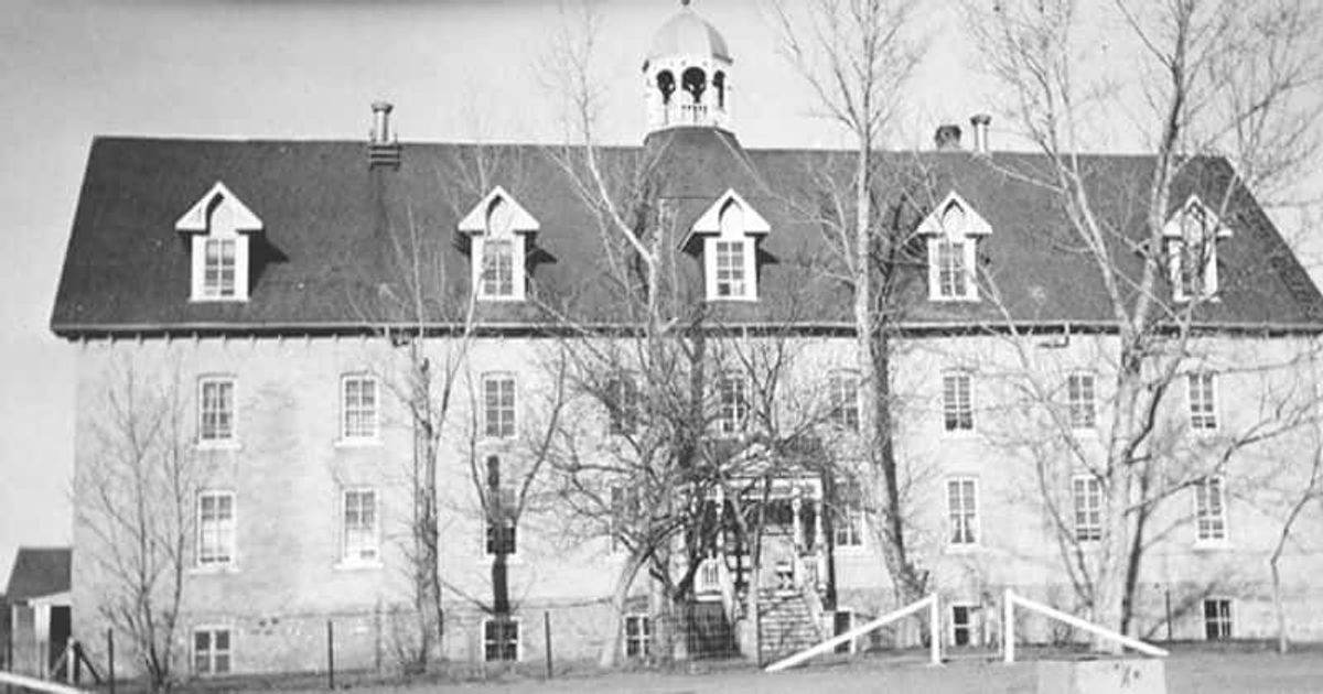 600 Unmarked Graves Found At Indigenous School Weeks After 215 Kids Bodies Discovered Meaww