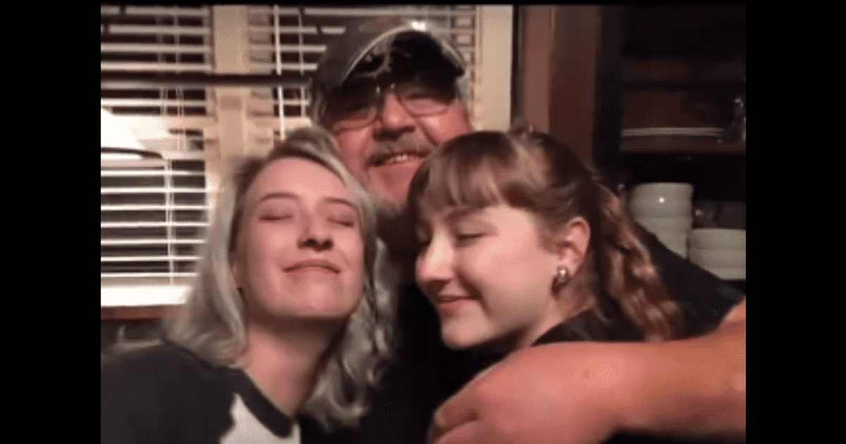 2 Arkansas daughters tattoo final words of their father who succumbed to Covid-19 - Vimarsana News