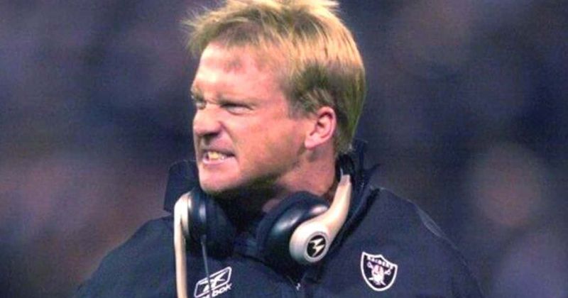 
                            
                            
                            
                            El manager de los Raiders, Jon Gruden, renuncia luego de exponer sus correos electrónicos misóginos y homofóbicos