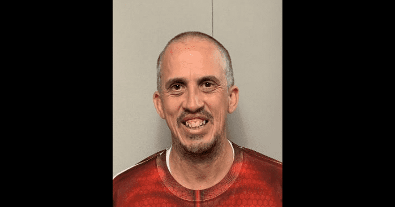 
                            
                            
                            
                            Un delincuente sexual de Utah saluda a los niños a pedir dulces en Halloween e invita a los niños a entrar
