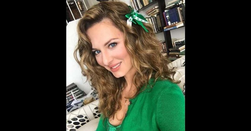 
                            
                            
                            
                            ¿Quién es Emerald Robinson?  Twitter prohíbe Newsmax journalno por afirmar que la vacuna Covid tiene 