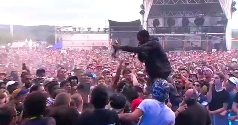 
                            
                            
                            
                            El video muestra a Travis Scott escupiendo a un fan adolescente, invitando a la multitud a 