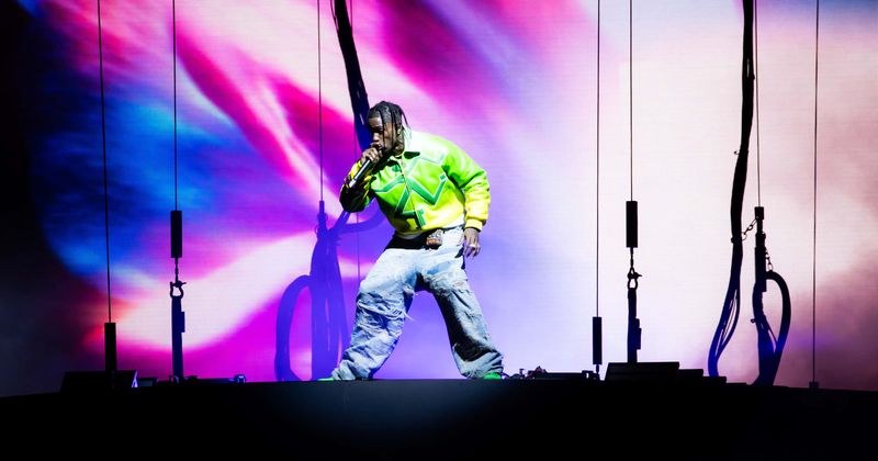 
                            
                            
                            
                            Travis Scott visto en la mansión de Houston envuelto en una manta de Hermes en las primeras fotos de Astroworld