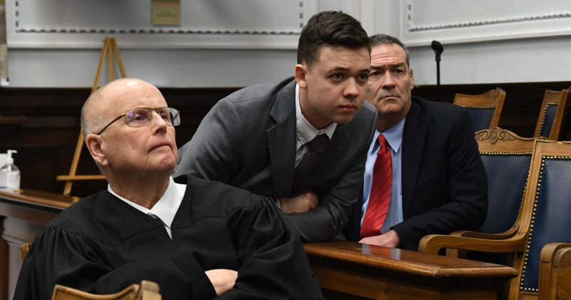 
                            
                            
                            
                            El juez de primera instancia de los niños de Rittenhouse, Bruce Schroeder, amenazado con 