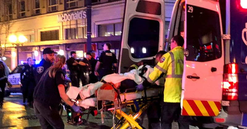 
                            
                            
                            
                            El alcalde de Seattle fue acusado de la muerte de un hombre frente a su hijo de 13 años, ya que los médicos llegan 20 minutos tarde.