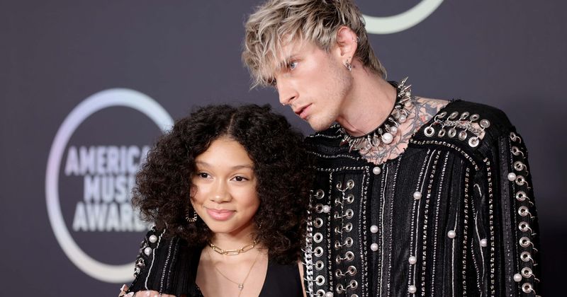 
                            
                            
                            
                            Machine Gun Kelly abandona a Megan Fox y lleva a su hija Casie Colson Baker a los AMA