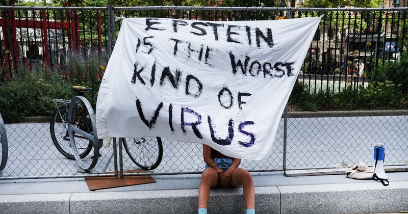 
                            
                            
                            
                            El piloto de Jeffery Epstein, Larry Visoski, lanza grandes nombres que han volado 