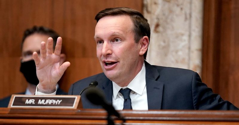 
                            
                            
                            
                            Tiroteo en Oxford School: Chris Murphy aclamado por su apasionado atractivo para 