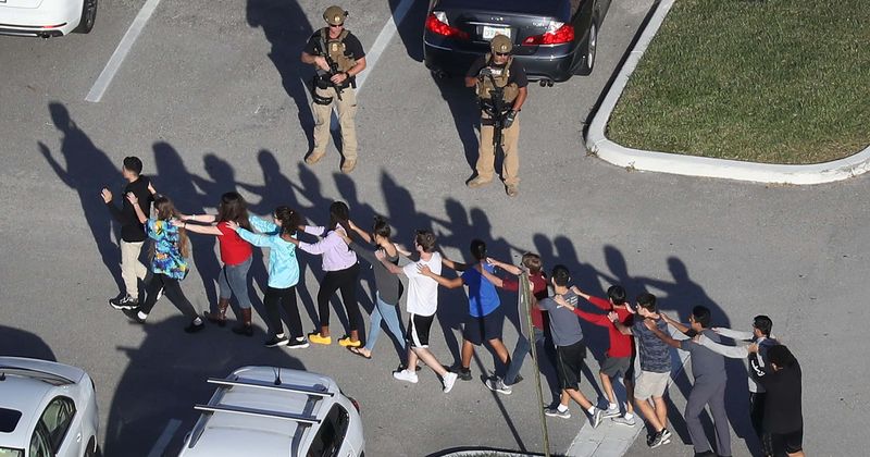 
                            
                            
                            
                            Oliver Manik: estudiante de Marjory Stoneman Douglas arrestado por amenazar 