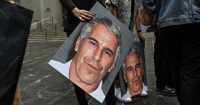 
                            
                            
                            
                            ¿Qué es el juguete sexual Twin Torpedo de Epstein?  Los fiscales de Maxwell muestran evidencia en el juicio