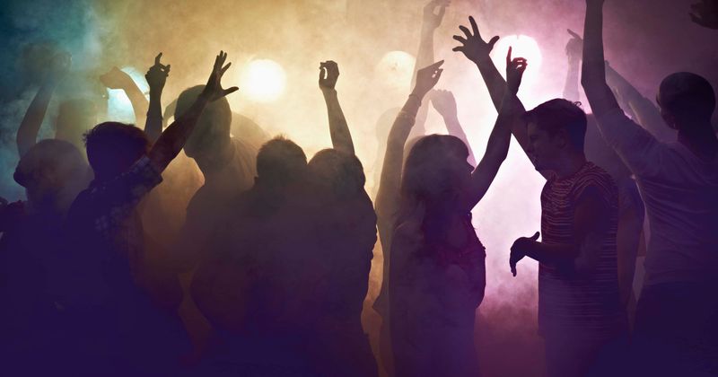 
                            
                            
                            
                            Newsmax criticó la hipocresía luego de organizar una fiesta SOLO para invitados vacunados