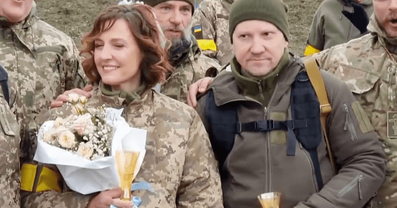 
                            
                            Lesya Filimonova y Valeriy Filimonov: los ucranianos se casan en el frente de guerra