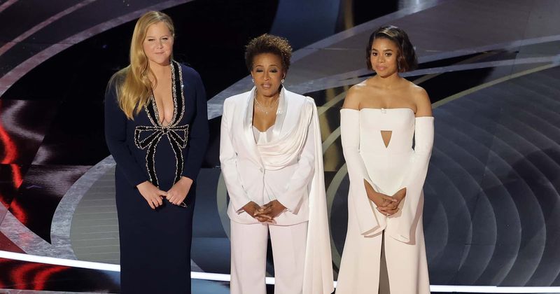 
                            
                            El monólogo de las anfitrionas de los Oscar 2022, Regina Hall, Amy Schumer y Wanda Sykes, fue criticado como '¡EL PEOR DE TODOS!'