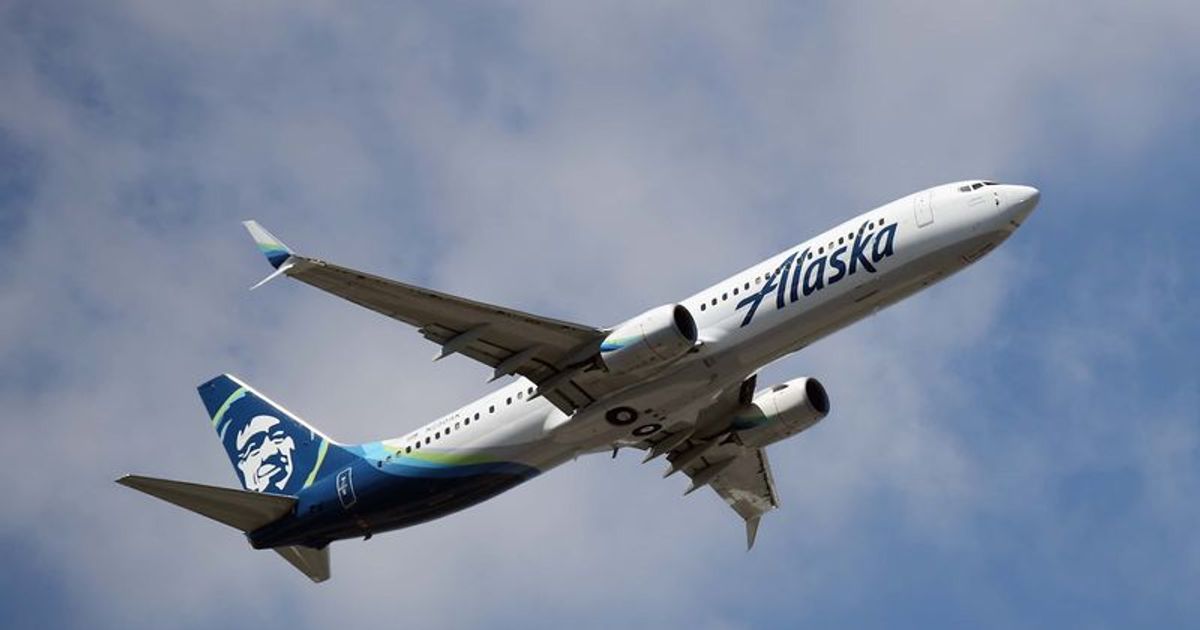 Alaska Airlines pilot slammed for SHAMING masked passengers during in-flight anti-mask party - Vimarsana News